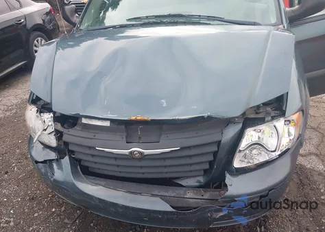 2005 Chrysler Town & Country z USA, uszkodzony, nr VIN 1C4GP45RX5B379965